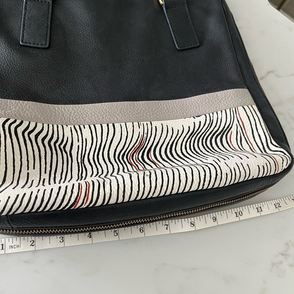 Fossil leather purse. - Picture 3 of 6